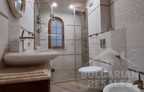 Къща с басейн в елитно вилно селище в България - Снимка 17