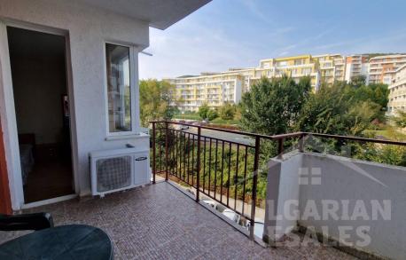 Апартамент с две спални на брега на морето с изглед към планината - Снимка 6