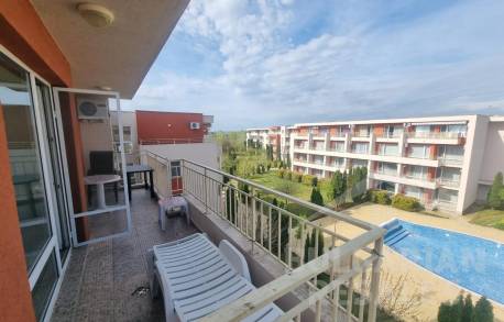 Двустаен апартамент с изглед към басейна в комплекс 