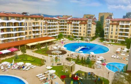 Купить квартиру в комплексе Royal Sun с видом на бассейн - Фото10