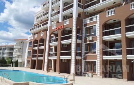 Апартамент с гледка към морето в луксозния комплекс Caprice - Снимка 14