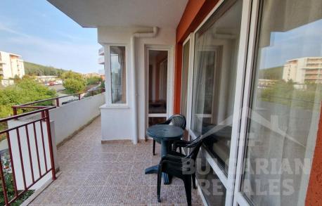 Апартамент с две спални на брега на морето с изглед към планината - Снимка 13