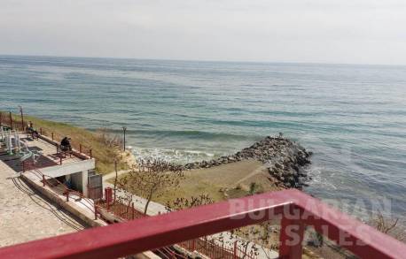 Невероятно красива гледка! Апартамент в непосредствена близост до плажа - Снимка 1