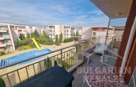 Двустаен апартамент с изглед към басейна в комплекс 
