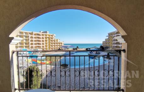 Апартамент на първа линия с изглед към морето  - Снимка 1