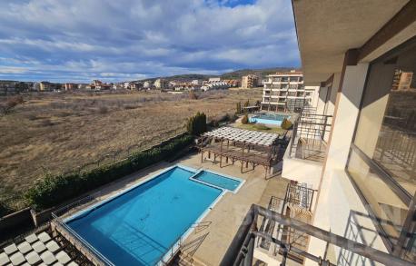 Просторен апартамент с панорамна гледка към морето в Свети Влас на разсрочено плащане - Снимка 6