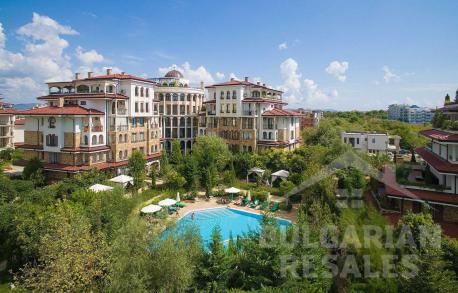 Тристаен в комплекс Esteban - Снимка 1