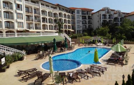 Apartment in the complex, with roses and beautiful grounds - Photo 12