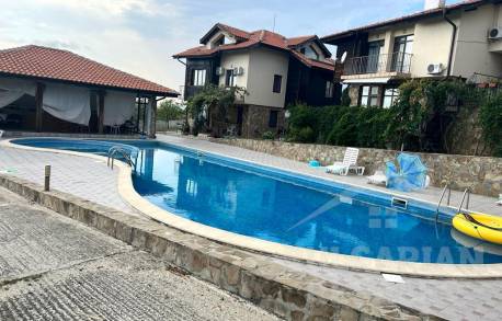 Nezariadený dom v komplexe s bazénom - Фото14