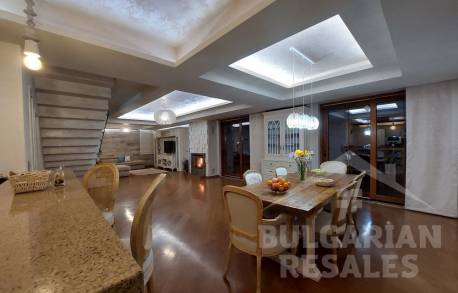 Къща с басейн в елитно вилно селище в България - Снимка 2