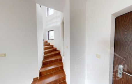 Самостоятелна къща с плувен басейн на 2 км от морето - Снимка 6