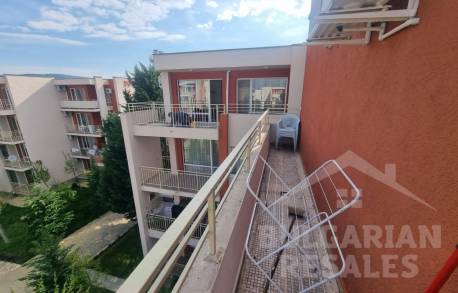 Двустаен апартамент с изглед към басейна в комплекс 