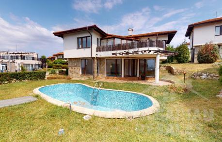 Самостоятелна къща с плувен басейн на 2 км от морето - Снимка 1