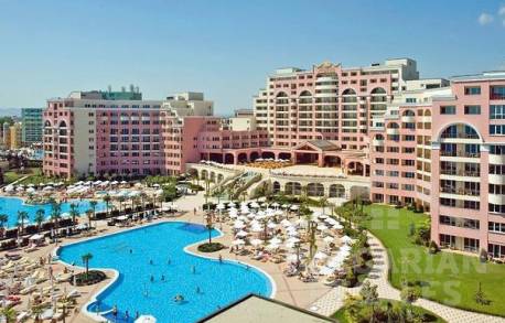 Просторен апартамент с гледка към морето в комплекс Majestic - Снимка 1