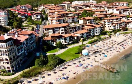 Имоти на брега на морето в комплекс с красива територия - Снимка 14