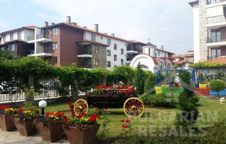 Уютно студио с изглед към басейна - Снимка 13