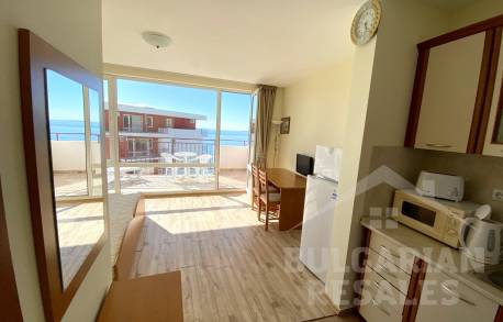 Sea view! Large studio in the complex on the first line - Photo 2