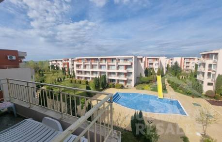 Двустаен апартамент с изглед към басейна в комплекс 