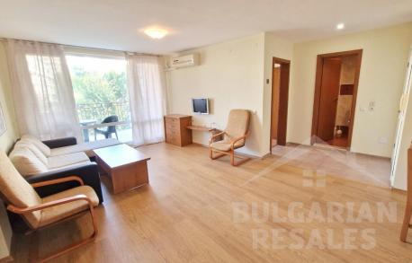 Апартамент с две спални на брега на морето с изглед към планината - Снимка 1