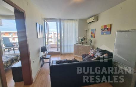 Двустаен апартамент с изглед към басейна в комплекс 