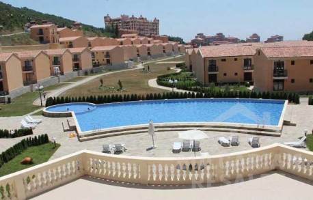 Property in a beautiful location with mountain views - Photo 12