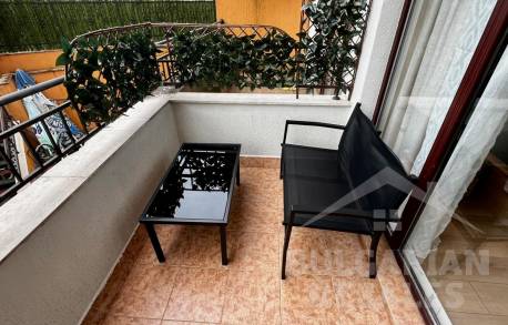 Первая линия! Студия с хорошей мебелью, вид на бассейн - Фото 8