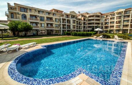 Апартамент на 1 линия в комплекс Royal Bay 2 - Снимка 2