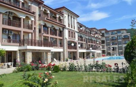 Страхотна цена! Апартамент с изглед към басейна и морето - Снимка 1