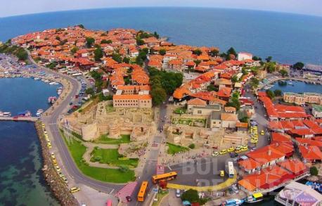 Апартамент на първа линия до парка и морето  - Снимка 1