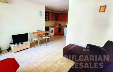 Apartment overlooking the pool in a gated complex - Photo 4