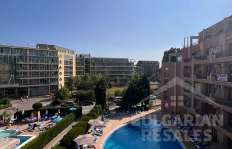 Апартамент с изглед към басейна в малък комплекс „Antares“ - Снимка 1