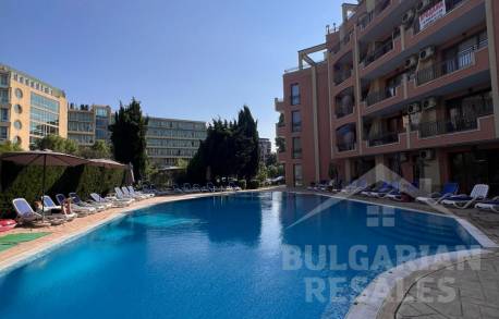 Апартамент с изглед към басейна в малък комплекс „Antares“ - Снимка 9