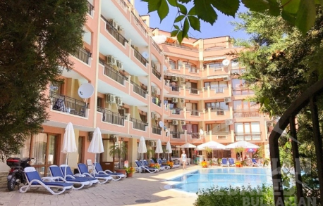 Апартамент с изглед към басейна в малък комплекс „Antares“ - Снимка 8