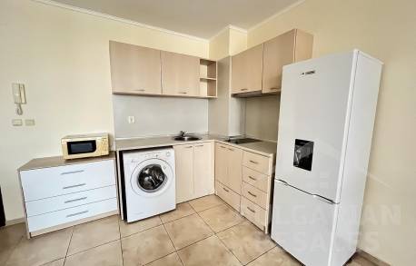 Apartment in a complex with well-maintained territory - Photo 3