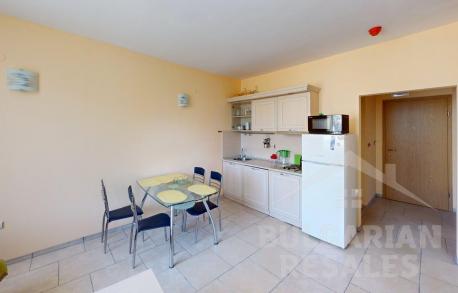 Средният етаж, мебели и техника — апартамент в комплекс „Avalon“ - Снимка 2