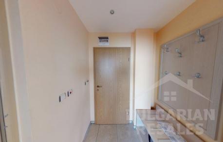 Средният етаж, мебели и техника — апартамент в комплекс „Avalon“ - Снимка 13