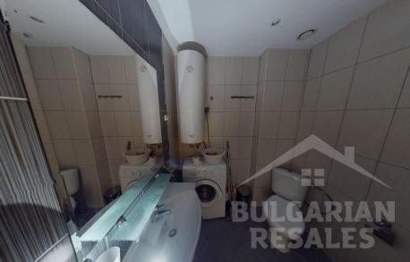 Средният етаж, мебели и техника — апартамент в комплекс „Avalon“ - Снимка 14