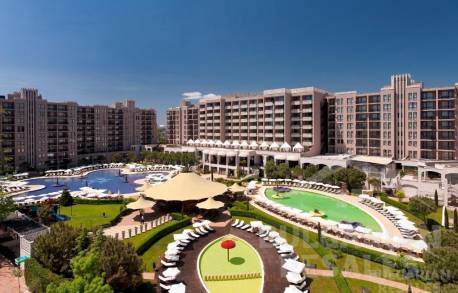 Апартамент в центъра на курорта, на първа линия - Снимка 1