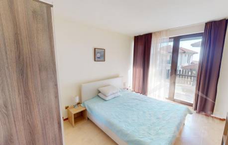 Два етажа, три спални - просторен апартамент във вила - Снимка 13