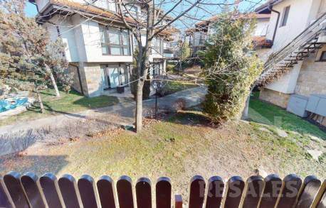 Два етажа, три спални - просторен апартамент във вила - Снимка 2