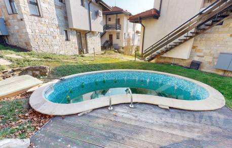 Два етажа, три спални - просторен апартамент във вила - Снимка 23