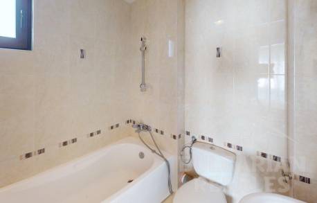 Два етажа, три спални - просторен апартамент във вила - Снимка 16