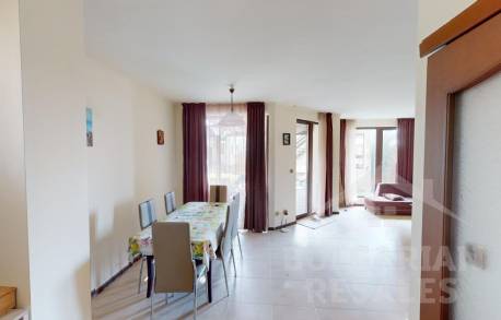 Два етажа, три спални - просторен апартамент във вила - Снимка 4