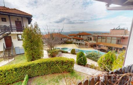 Вила с просторни стаи в комплекс от затворен тип - Снимка 22