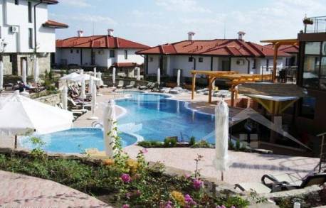 Два етажа, три спални - просторен апартамент във вила - Снимка 25