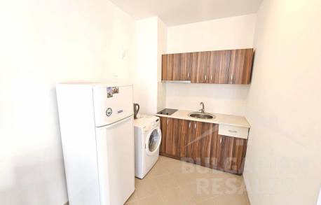 Двустаен апартамент с панорамна гледка към морето на първа линия в Поморие - Снимка 10