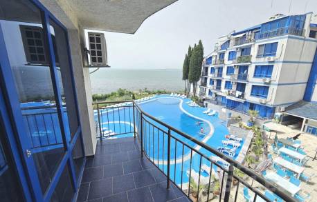 Двустаен апартамент с панорамна гледка към морето на първа линия в Поморие - Снимка 3