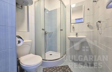 Двустаен апартамент с панорамна гледка към морето на първа линия в Поморие - Снимка 19