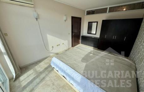 Изглед към морето! Апартамент с 2 спални в Несебър - Снимка 9