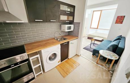 Студио с отделна спална зона и изглед към басейна - Снимка 7